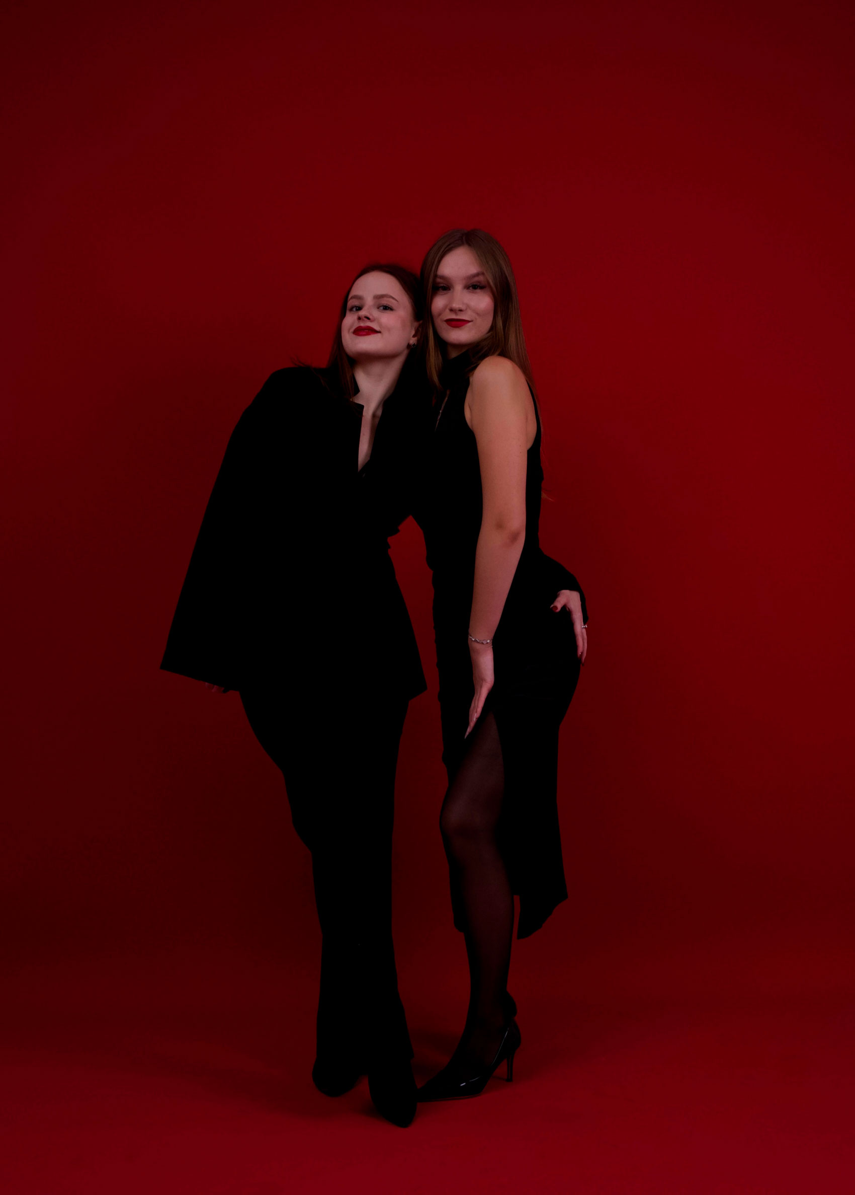 Студия автопортрета красный фон