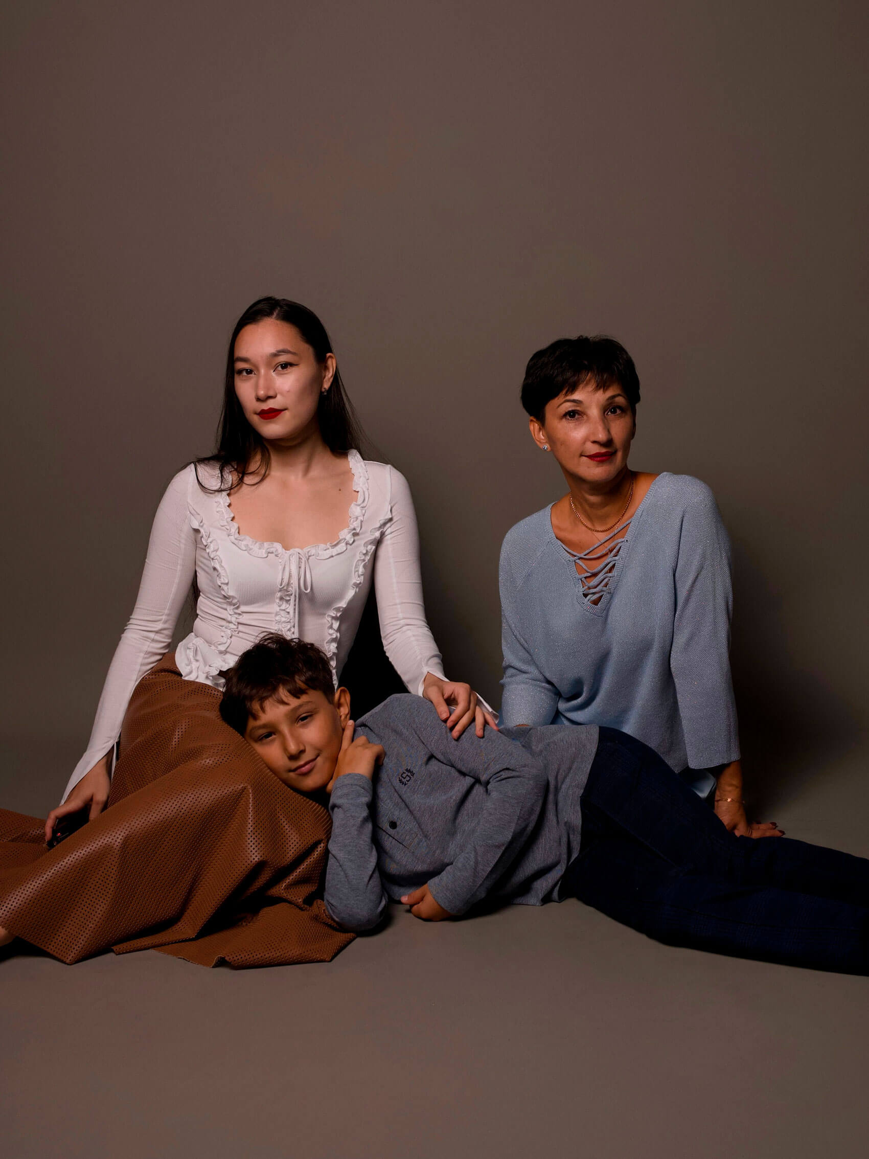 Студия без фотографа серый фон