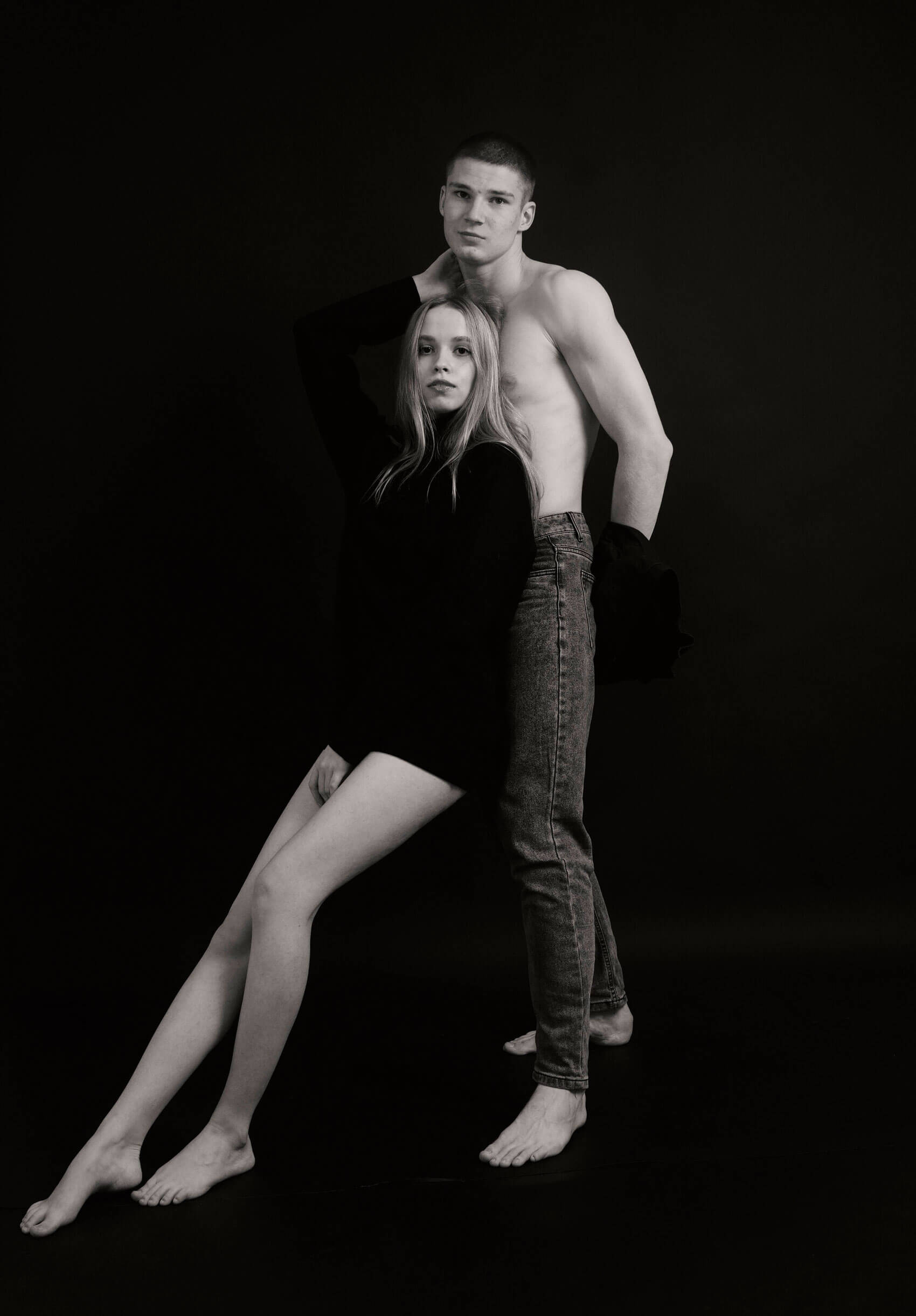 Студия без фотографа черный фон чб